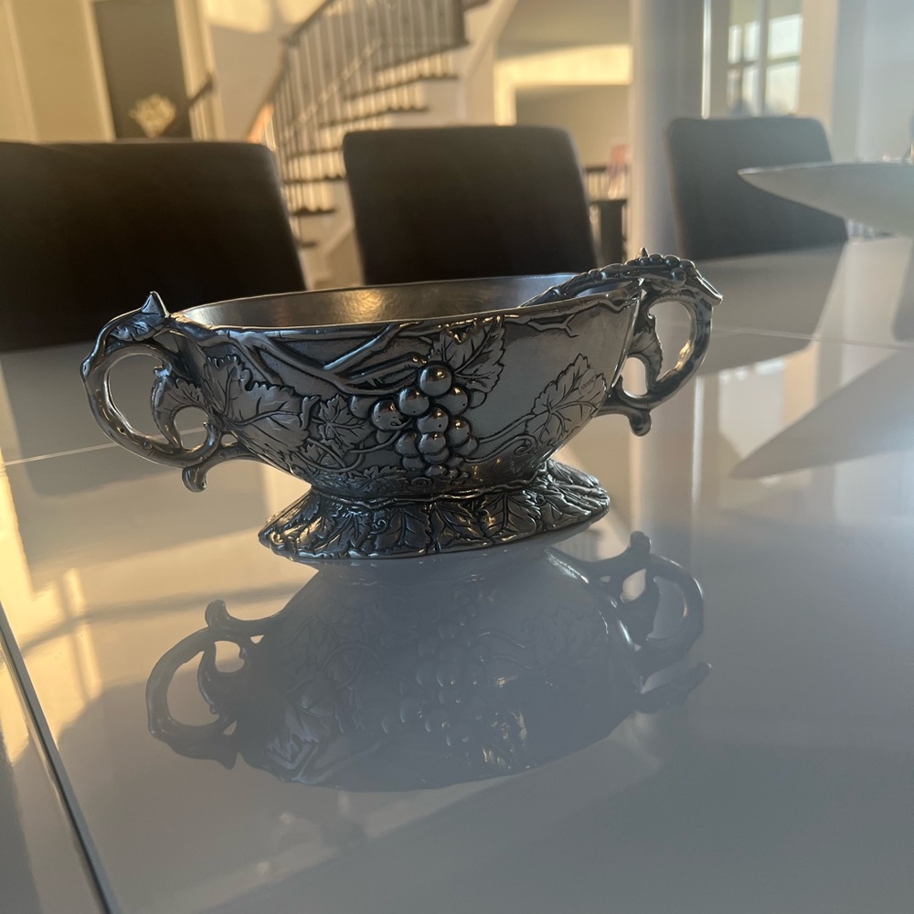 Arthur court gravy/dressing bowl